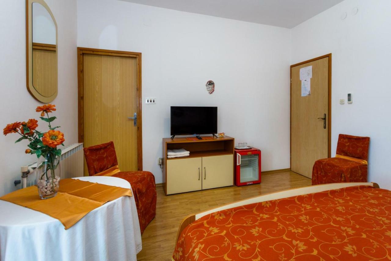 Rooms Mimi Krk Town Eksteriør billede