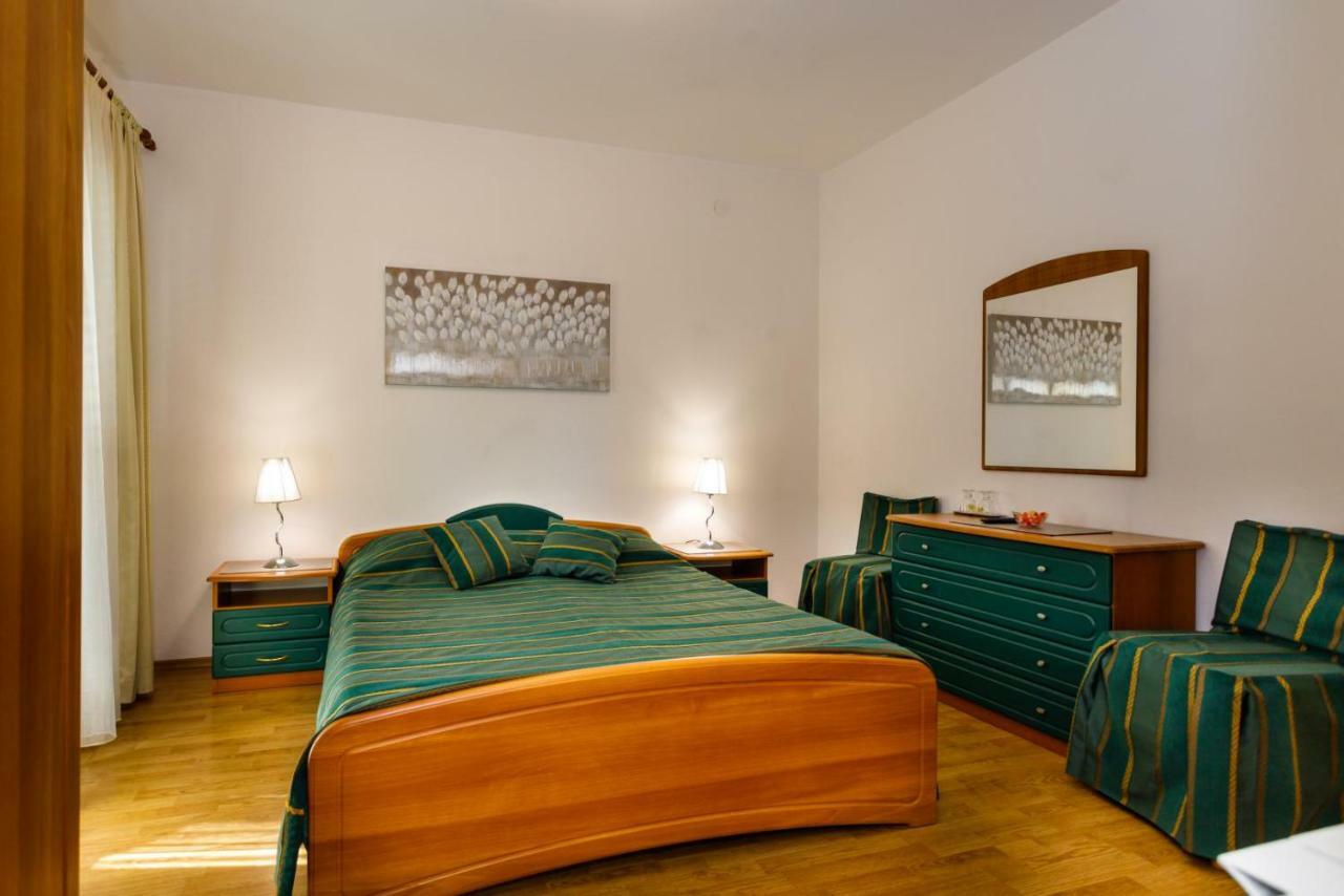 Rooms Mimi Krk Town Eksteriør billede